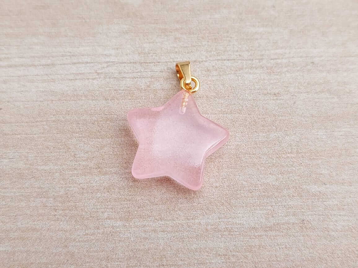DIJE DE ACERO DORADO ACRILICO ROSA EN FORMA DE ESTRELLA. 20 MM