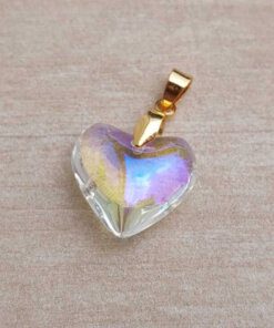 DIJE DE ACERO DORADO ACRILICO TORNASOL EN FORMA DE CORAZÓN. TAMAÑO20 MM