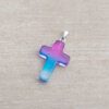 DIJE DE ACERO BLANCO SIMIL PIEDRA DEGRADE DE FUCSIA A TURQUESA EN FORMA DE CRUZ. 20 MM