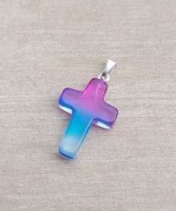 DIJE DE ACERO BLANCO SIMIL PIEDRA DEGRADE DE FUCSIA A TURQUESA EN FORMA DE CRUZ. 20 MM
