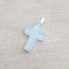 DIJE DE ACERO BLANCO SIMIL PIEDRA AQUA EN FORMA DE CRUZ. 20 MM