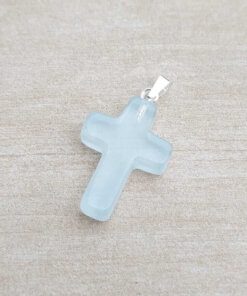 DIJE DE ACERO BLANCO SIMIL PIEDRA AQUA EN FORMA DE CRUZ. 20 MM