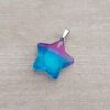 DIJE DE ACERO PIEDRA DEGRADE DE FUCSIA A TURQUESA EN FORMA DE ESTRELLA. 20 MM