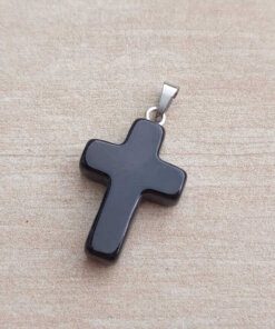 DIJE DE ACERO DE PIEDRA NEGRA EN FORMA DE CRUZ. 18 X 25 MM