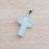 DIJE DE ACERO DE PIEDRA AQUA EN FORMA DE CRUZ. 18 X 25 MM