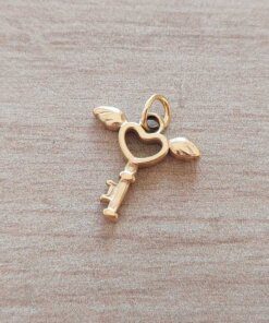 DIJE DE ACERO DORADO LLAVE CON ALAS BOMBE 17 MM