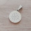 DIJE DE ACERO REDONDO CON STRASS Y GRABADO BV. TAMAÑO 20 MM.