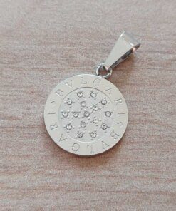 DIJE DE ACERO REDONDO CON STRASS Y GRABADO BV. TAMAÑO 20 MM.
