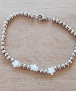 PULSERA DE ACERO DE BOLITAS 3 MM CON TRES ESTRELLAS DE NÁCAR EN EL CENTRO. LARGO 18 CM.