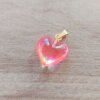 DIJE DE ACERO DORADO ACRÍLICO EN FORMA DE CORAZÓN DEGRADE ROSA CHICLE/AMARILLO . TAMAÑO 15 MM