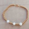 PULSERA DE ACERO DORADO BOLITAS 3 MM CON TRES BOLITAS DE NÁCAR EN EL CENTRO. LARGO 18 CM.