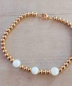 PULSERA DE ACERO DORADO BOLITAS 3 MM CON TRES BOLITAS DE NÁCAR EN EL CENTRO. LARGO 18 CM.