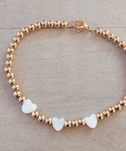 PULSERA DE ACERO DORADO BOLITAS 3 MM CON TRES CORAZONES DE NÁCAR EN EL CENTRO. LARGO 18 CM.