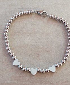 PULSERA DE ACERO DE BOLITAS 3 MM CON TRES CORAZONES PULIDOS EN EL CENTRO. LARGO 18 CM.
