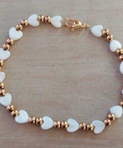 PULSERA DE ACERO DORADO DOS BOLITAS 3 MM INTERCALADAS CON CORAZÓN NÁCAR BLANCO. LARGO 18 CM.