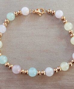 PULSERA DE ACERO DORADO DOS BOLITAS 3 MM INTERCALADAS CON BOLITAS SÍMIL PIEDRA MULTICOLOR PASTEL. LARGO 18 CM.