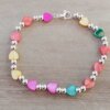 PULSERA DE ACERO BLANCO DOS BOLITAS 3 MM INTERCALADAS CON CORAZONES NÁCAR MULTICOLOR. LARGO 18 CM.