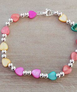 PULSERA DE ACERO BLANCO DOS BOLITAS 3 MM INTERCALADAS CON CORAZONES NÁCAR MULTICOLOR. LARGO 18 CM.