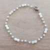 PULSERA DE ACERO FORCET CON HUESITOS DE NÁCAR Y BOLITAS. LARGO 19 CM