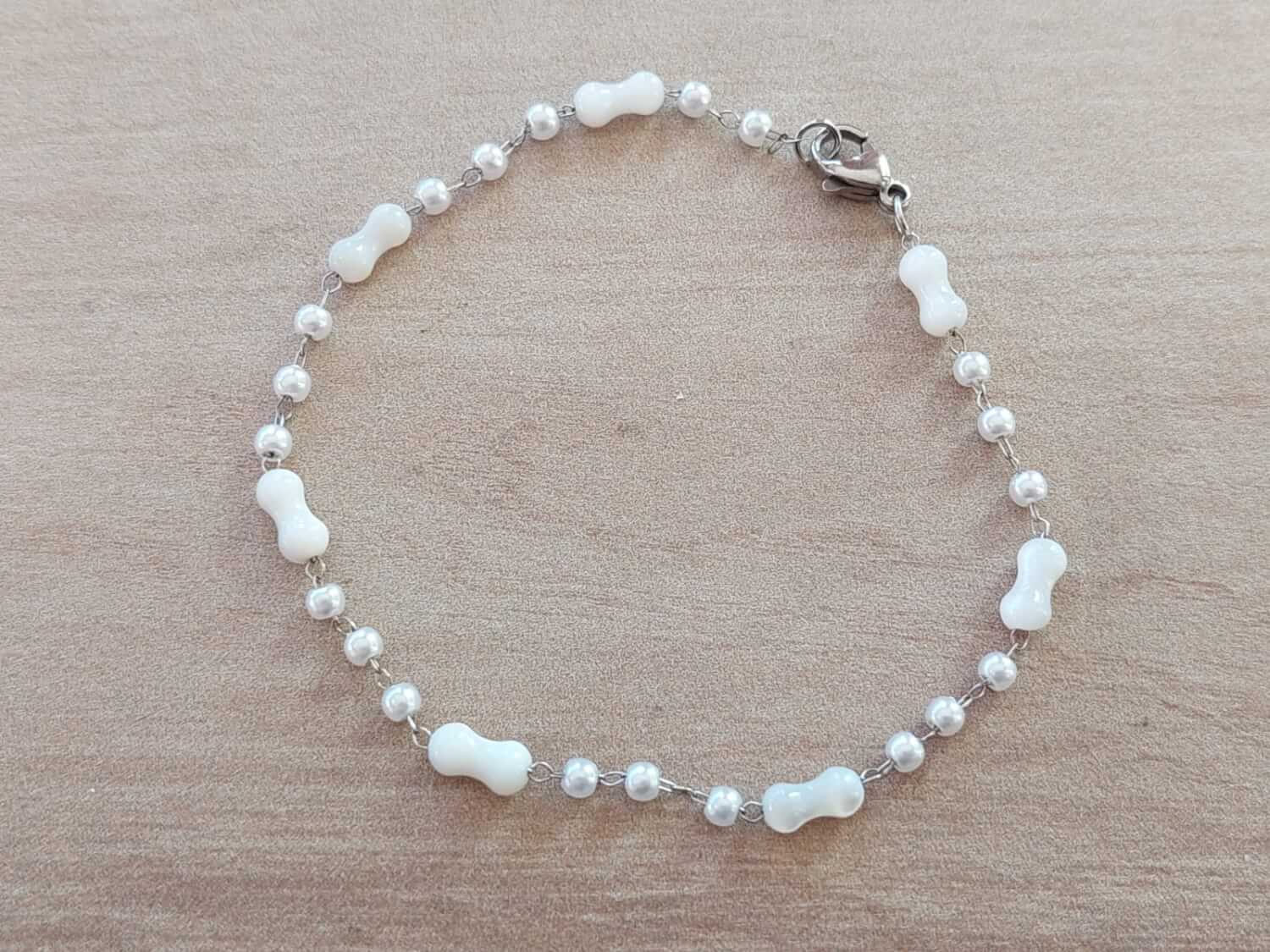 PULSERA DE ACERO FORCET CON HUESITOS DE NÁCAR Y BOLITAS. LARGO 19 CM