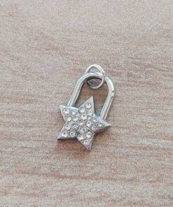 DIJE DE ACERO ESTRELLA CANDADO CON STRASS BLANCO. 12 X 17 MM