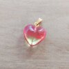 DIJE DE ACERO DORADO ACRÍLICO EN FORMA DE CORAZÓN DEGRADE FUCSIA/AMARILLO . TAMAÑO 15 MM
