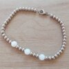 PULSERA DE ACERO DE BOLITAS 3 MM CON TRES BOLITAS DE NÁCAR EN EL CENTRO. LARGO 18 CM.