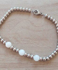 PULSERA DE ACERO DE BOLITAS 3 MM CON TRES BOLITAS DE NÁCAR EN EL CENTRO. LARGO 18 CM.