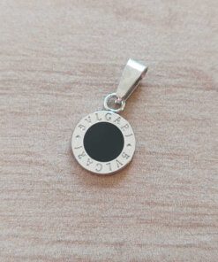 DIJE DE ACERO REDONDO ESMALTADO EN NEGRO Y GRABADO BV. TAMAÑO 12 MM.