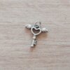 DIJE DE ACERO LLAVE CON CORAZÓN Y ALAS BOMBE 17 MM