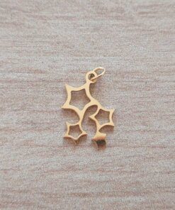 DIJE DE ACERO DORADO 4 ESTRELLAS 17 X 13 MM