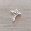 DIJE DE ACERO BLANCO LLAVE CON ALAS BOMBE 17 MM