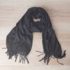 BUFANDA DE PAÑO LISA NEGRA CON FLECOS. MEDIDA APROXIMADA 70 X 180 CM
