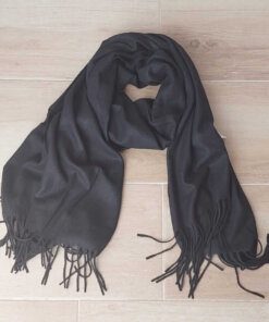 BUFANDA DE PAÑO LISA NEGRA CON FLECOS. MEDIDA APROXIMADA 70 X 180 CM
