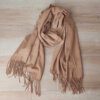 BUFANDA DE PAÑO LISA CAMEL CON FLECOS. MEDIDA APROXIMADA 70 X 180 CM