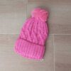 GORRO TEJIDO CON PIEL EN SU INTERIOR COLOR FUCSIA CON POMPÓN DE PIEL.