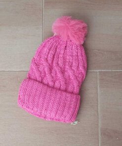 GORRO TEJIDO CON PIEL EN SU INTERIOR COLOR FUCSIA CON POMPÓN DE PIEL.