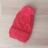 GORRO TEJIDO CON PIEL EN SU INTERIOR COLOR ROJO CON POMPÓN DE PIEL.