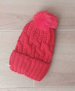 GORRO TEJIDO CON PIEL EN SU INTERIOR COLOR ROJO CON POMPÓN DE PIEL.