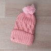 GORRO TEJIDO CON PIEL EN SU INTERIOR COLOR ROSA CON POMPÓN DE PIEL.
