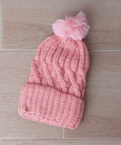 GORRO TEJIDO CON PIEL EN SU INTERIOR COLOR ROSA CON POMPÓN DE PIEL.