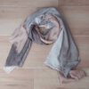 PASHMINA ESTAMPADA DESFLECADA PINCELADA CUATRO COLORES, DETALLE ARENA Y GRIS. 90 X 180 CM.