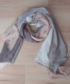 PASHMINA ESTAMPADA DESFLECADA PINCELADA CUATRO COLORES, DETALLE ARENA Y GRIS. 90 X 180 CM.