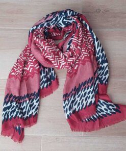 PASHMINA LINEA PESADA DESFLECADA CON ZIG ZAG DESDIBUJADO ESTAMPADO, COLOR BASE BORDO. 90 X 190 CM.