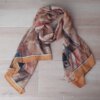 PASHMINA ESTAMPADA SÍMIL MADERA SIN FLECOS, TONO MAÍZ CON DETALLES GRIS Y ARENA 80 X 180 CM.