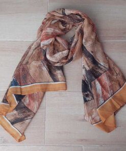 PASHMINA ESTAMPADA SÍMIL MADERA SIN FLECOS, TONO MAÍZ CON DETALLES GRIS Y ARENA 80 X 180 CM.