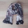 PASHMINA ESTAMPADA SÍMIL MADERA SIN FLECOS, TONO NEGRO CON DETALLES GRIS Y BEIGE 80 X 180 CM.