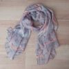 PASHMINA ESTAMPADA PICOS COLOR GRIS SIN FLECOS, 80 X 180 CM.