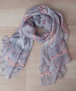 PASHMINA ESTAMPADA PICOS COLOR GRIS SIN FLECOS, 80 X 180 CM.