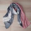 PASHMINA ESTAMPADA DESFLECADA PINCELADA CUATRO COLORES, DETALLE ROSA. 90 X 180 CM.